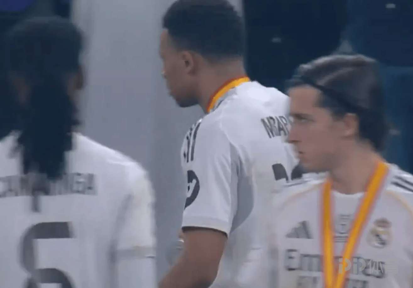  记者：皇马称当时足协要求皇马离开，因此未能完成列队